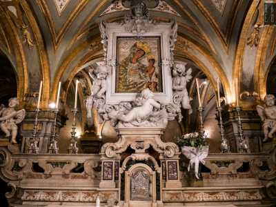 Don Michele ci guida davanti all�altare, dominato non per� dall�immagine di San Sabino, ma da un quadro della Madonna dell�Odegitria